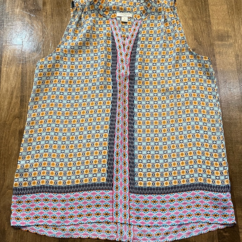 Sleeveless colorful, V-neck geometric top